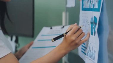 Modern ofis ortamında çalışan Asyalı profesyonel iş kadını.