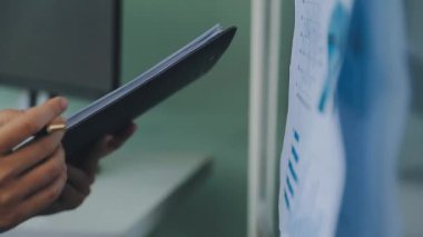Modern ofis ortamında çalışan Asyalı profesyonel iş kadını.