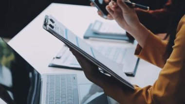 Çağdaş bir ofiste iş yapan genç kadın profesyonellerin yakın plan fotoğrafları.