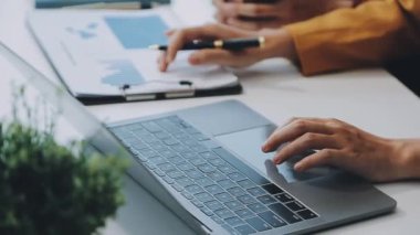 Modern bir ofiste iş ve finans temalı genç iş kadınlarının yakın çekimi.