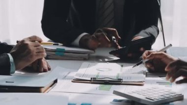 Çağdaş bir ofis ortamında işbirliği yapan genç profesyonellerden oluşan bir ekip, iş ve finans temasını yansıtıyor