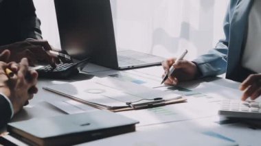 Modern bir ofiste strateji geliştiren genç profesyonellerden oluşan bir topluluk, iş ve finans konularına odaklandığını vurguladı..