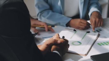 Modern bir ofiste iş ve finans odaklı bir grup genç profesyonel.