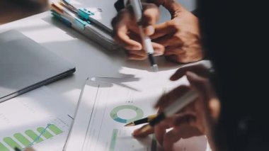 İş ve finans kavramına sahip çağdaş bir ofiste birlikte çalışan bir grup genç iş adamı.