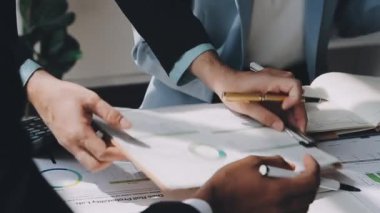 Gösterişli bir modern ofiste çalışan genç profesyonellerden oluşan bir ekip iş ve finans konularını vurguluyor..