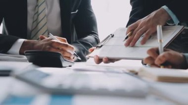 Modern bir ofiste strateji geliştiren genç profesyonellerden oluşan bir topluluk, iş ve finans konularına odaklandığını vurguladı..