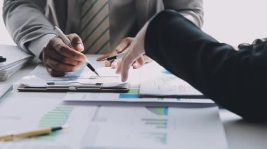 Çağdaş bir ofis ortamında işbirliği yapan genç profesyonellerden oluşan bir ekip, iş ve finans temasını yansıtıyor