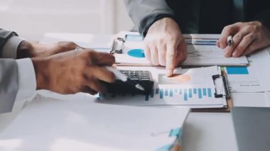 Çağdaş bir ofis ortamında işbirliği yapan genç profesyonellerden oluşan bir ekip, iş ve finans temasını yansıtıyor