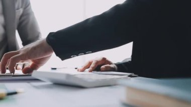 Modern bir ofiste strateji geliştiren genç profesyonellerden oluşan bir topluluk, iş ve finans konularına odaklandığını vurguladı..