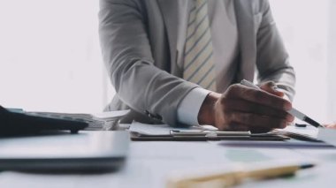 Çağdaş bir ofis ortamında işbirliği yapan genç profesyonellerden oluşan bir ekip, iş ve finans temasını yansıtıyor