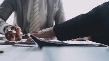 Çağdaş bir ofis ortamında işbirliği yapan genç profesyonellerden oluşan bir ekip, iş ve finans temasını yansıtıyor