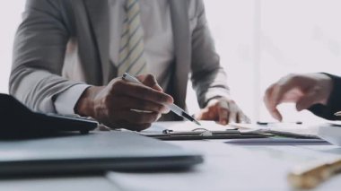 Modern bir ofiste strateji geliştiren genç profesyonellerden oluşan bir topluluk, iş ve finans konularına odaklandığını vurguladı..