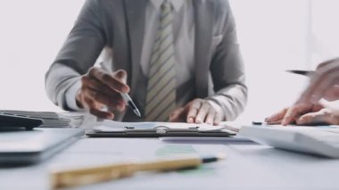 İş ve finans temalı şık bir ofis ortamında çalışan genç profesyoneller.