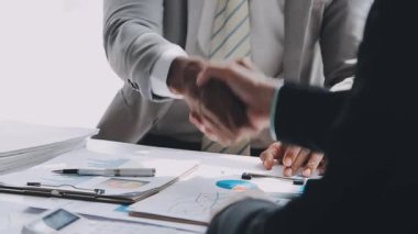 Çağdaş bir ofis ortamında işbirliği yapan genç profesyonellerden oluşan bir ekip, iş ve finans temasını yansıtıyor