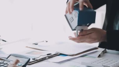 İşletme ekibi masadaki dizüstü bilgisayar ve hesap makinesiyle birlikte çalışıyor. finansal ve muhasebe kavramı.