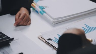 Çağdaş bir ofis ortamında işbirliği yapan genç profesyonellerden oluşan bir ekip, iş ve finans temasını yansıtıyor