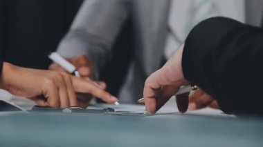 Modern ofis, iş ve finans alanında çalışan bir grup genç iş adamı