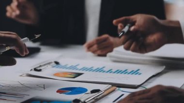 Genç girişimciler parlak, modern bir çalışma alanında fikirler üreterek iş ve finansal kavramları ön plana çıkarıyorlar.