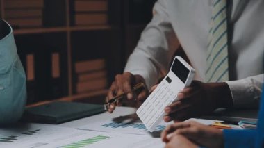 Çağdaş bir ofis ortamında işbirliği yapan genç profesyonellerden oluşan bir ekip, iş ve finans temasını yansıtıyor