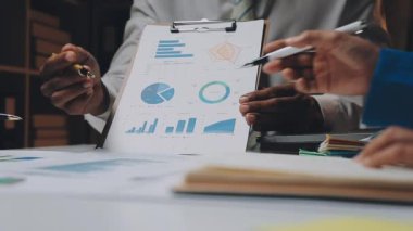 Genç girişimciler parlak, modern bir çalışma alanında fikirler üreterek iş ve finansal kavramları ön plana çıkarıyorlar.