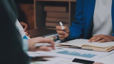 Modern bir ofiste strateji geliştiren genç profesyonellerden oluşan bir topluluk, iş ve finans konularına odaklandığını vurguladı..