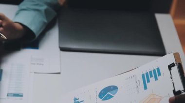 Genç girişimciler parlak, modern bir çalışma alanında fikirler üreterek iş ve finansal kavramları ön plana çıkarıyorlar.