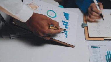 Genç girişimciler parlak, modern bir çalışma alanında fikirler üreterek iş ve finansal kavramları ön plana çıkarıyorlar.