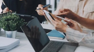 Genç girişimciler parlak, modern bir çalışma alanında fikirler üreterek iş ve finansal kavramları ön plana çıkarıyorlar.