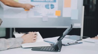 Şık bir ofis ortamında iş ve finans konularına odaklanan bir grup enerjik iş adamı