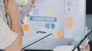 Şık bir ofis ortamında iş ve finans konularına odaklanan bir grup enerjik iş adamı