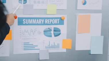 Çağdaş bir ofis ortamında iş birliği yapan bir grup hırslı genç iş adamı, finansal kavramları yansıtıyor..