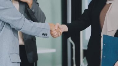 İş adamları el sıkışır. Kapat..