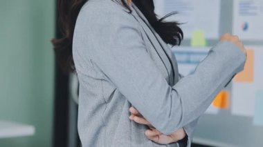 İş kadını parmağıyla işaret ediyor.