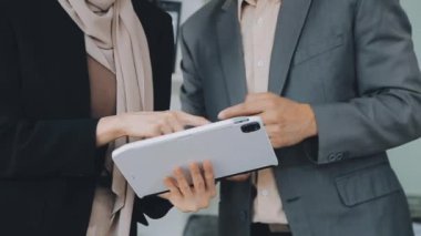 İş ekibi toplantısı. Ofiste çalışan iki genç iş kadını.