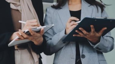 iş kadını tablet ile çalışma