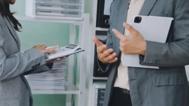 Enerjik genç iş uzmanlarından oluşan bir grup, yenilikçi finansal stratejiler geliştirmeye ve sergilemeye odaklanarak, modern bir ofis ortamında aktif olarak işbirliği yapmaktadır..