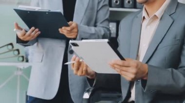 Enerjik genç iş uzmanlarından oluşan bir grup, yenilikçi finansal stratejiler geliştirmeye ve sergilemeye odaklanarak, modern bir ofis ortamında aktif olarak işbirliği yapmaktadır..