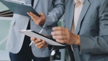 Enerjik genç iş uzmanlarından oluşan bir grup, yenilikçi finansal stratejiler geliştirmeye ve sergilemeye odaklanarak, modern bir ofis ortamında aktif olarak işbirliği yapmaktadır..