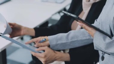 Enerjik genç iş uzmanlarından oluşan bir grup, yenilikçi finansal stratejiler geliştirmeye ve sergilemeye odaklanarak, modern bir ofis ortamında aktif olarak işbirliği yapmaktadır..