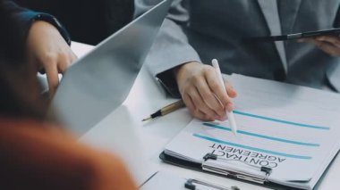 Avukatlardan oluşan bir ekip, çağdaş ofis, iş ve hukuk konseptinde yeni bir sözleşme üzerinde tartışıyor