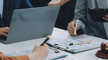 Avukatlardan oluşan bir ekip, çağdaş ofis, iş ve hukuk konseptinde yeni bir sözleşme üzerinde tartışıyor