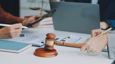 Avukatlardan oluşan bir ekip, çağdaş ofis, iş ve hukuk konseptinde yeni bir sözleşme üzerinde tartışıyor