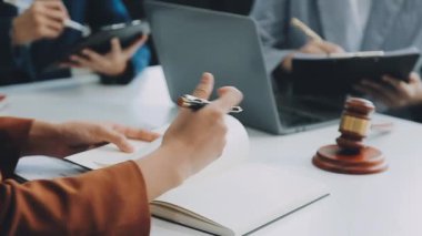 Avukatlardan oluşan bir ekip, çağdaş ofis, iş ve hukuk konseptinde yeni bir sözleşme üzerinde tartışıyor