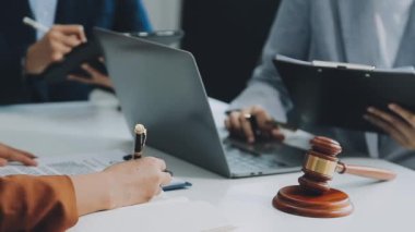 Avukatlardan oluşan bir ekip, çağdaş ofis, iş ve hukuk konseptinde yeni bir sözleşme üzerinde tartışıyor