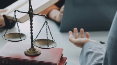 Avukatlardan oluşan bir ekip, çağdaş ofis, iş ve hukuk konseptinde yeni bir sözleşme üzerinde tartışıyor