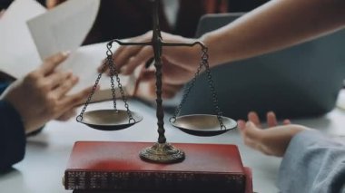 Avukatlardan oluşan bir ekip, çağdaş ofis, iş ve hukuk konseptinde yeni bir sözleşme üzerinde tartışıyor