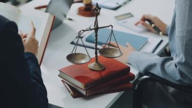 Avukatlardan oluşan bir ekip, çağdaş ofis, iş ve hukuk konseptinde yeni bir sözleşme üzerinde tartışıyor