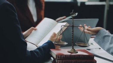 Avukatlardan oluşan bir ekip, çağdaş ofis, iş ve hukuk konseptinde yeni bir sözleşme üzerinde tartışıyor