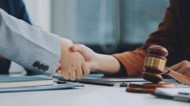 Avukatlardan oluşan bir ekip, çağdaş ofis, iş ve hukuk konseptinde yeni bir sözleşme üzerinde tartışıyor