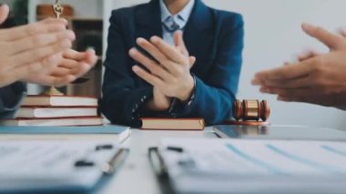 Avukatlardan oluşan bir ekip, çağdaş ofis, iş ve hukuk konseptinde yeni bir sözleşme üzerinde tartışıyor
